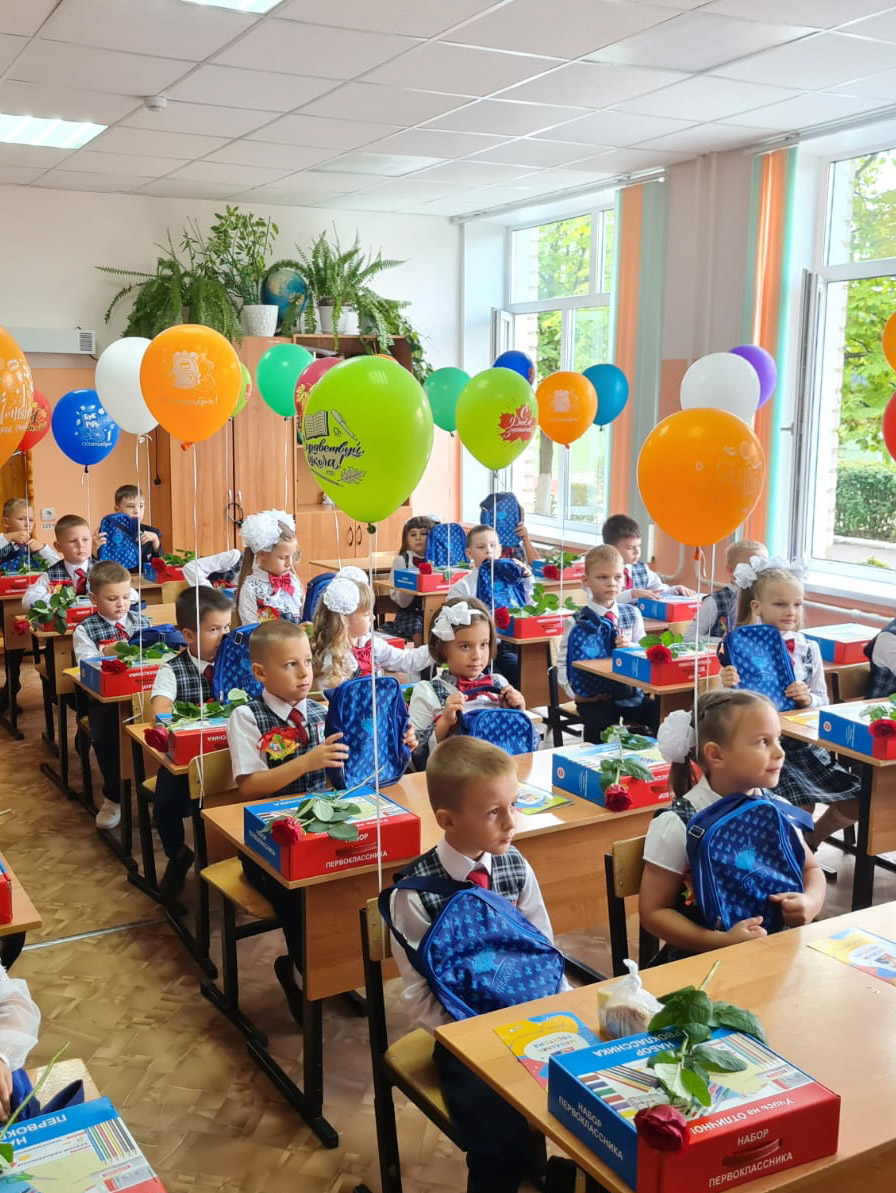 школьный класс с шариками и сумками