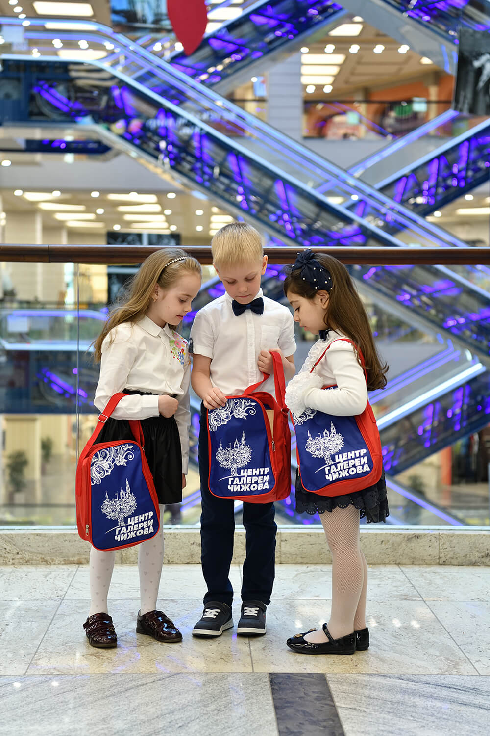 три ребенка с сумками
